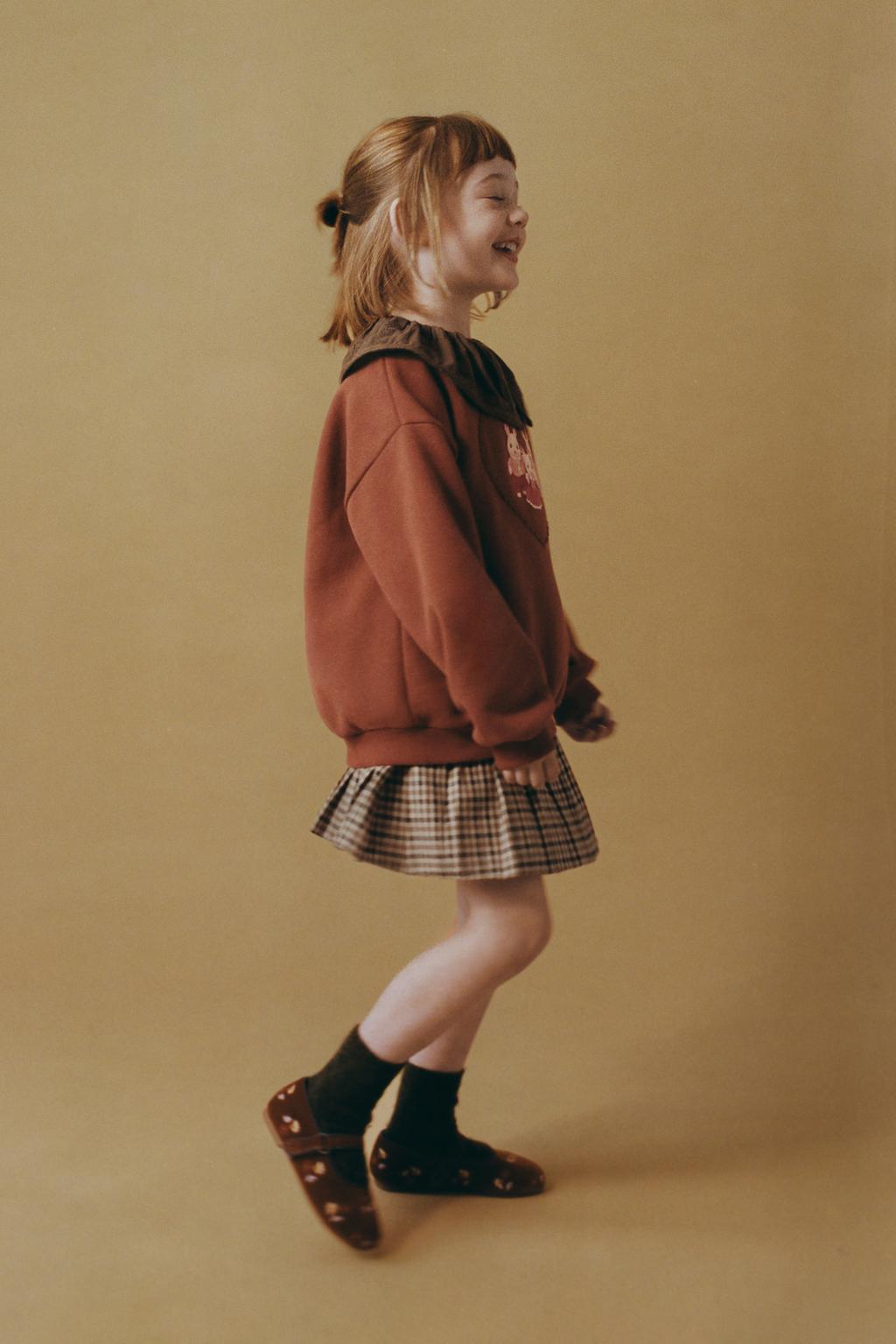 ТОЛСТОВКА С НАШИВКОЙ SYLVANIAN FAMILIES ®