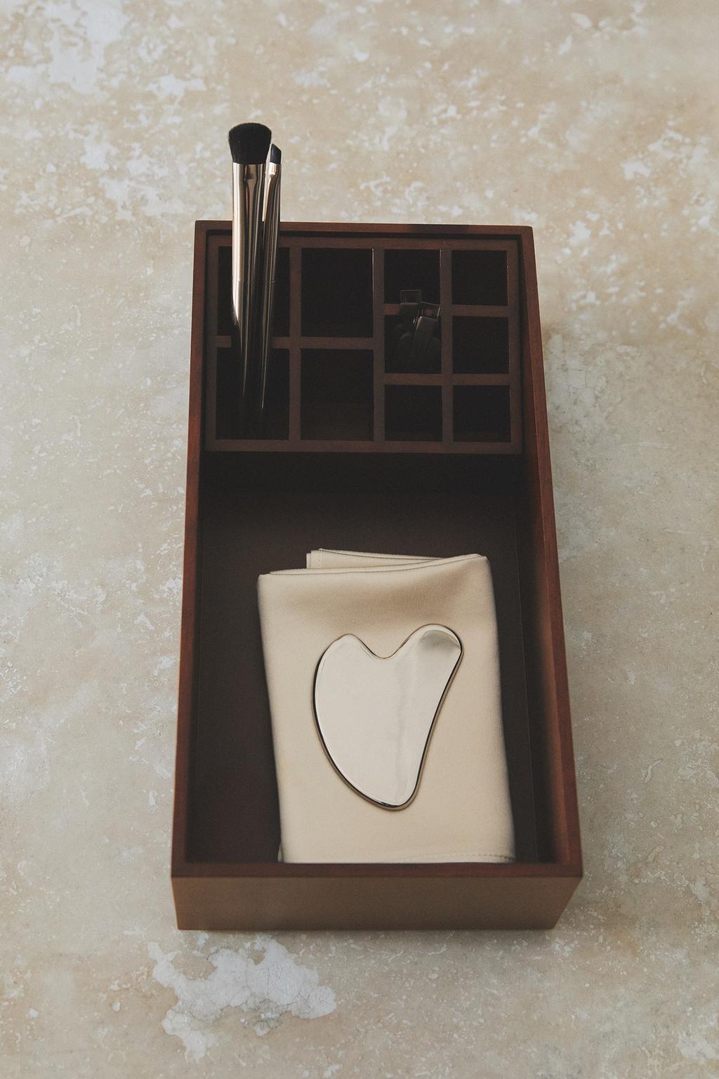 Небольшой деревянный органайзер для макияжа