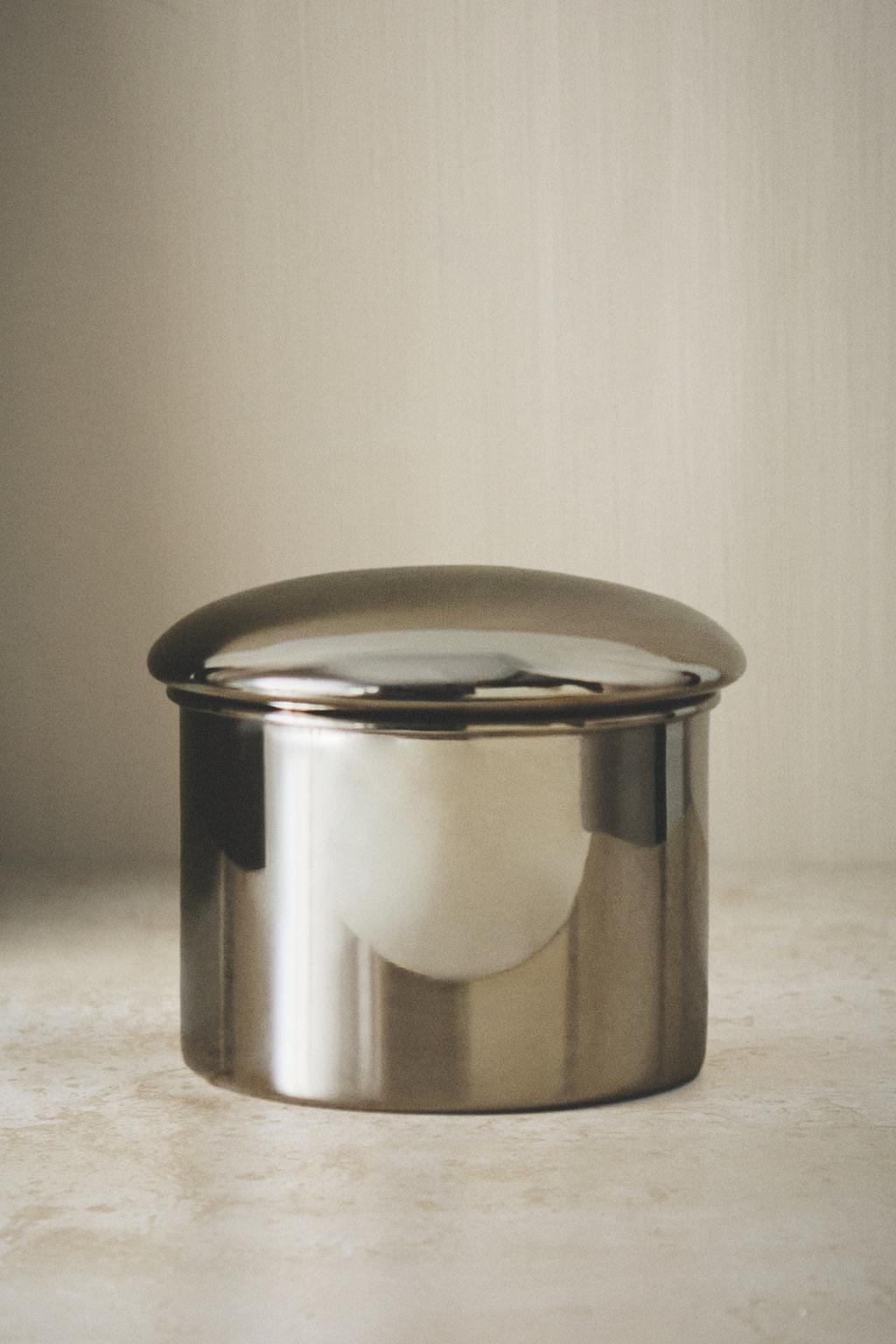 Металлическая банка с блестящим покрытием