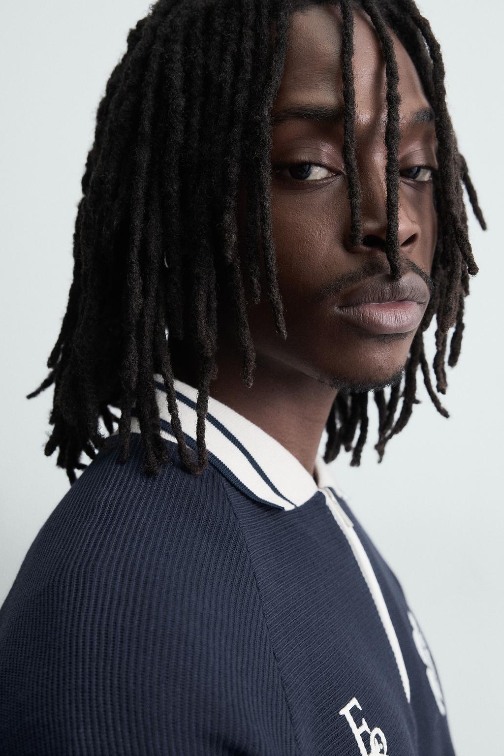 ПОЛО С КОНТРАСТНЫМ ПРИНТОМ