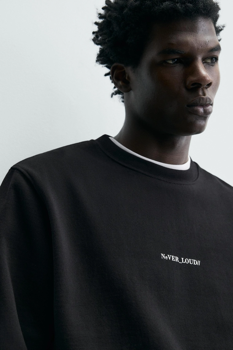 ТОЛСТОВКА КЛАССИЧЕСКОГО КРОЯ С ПРИНТОМ