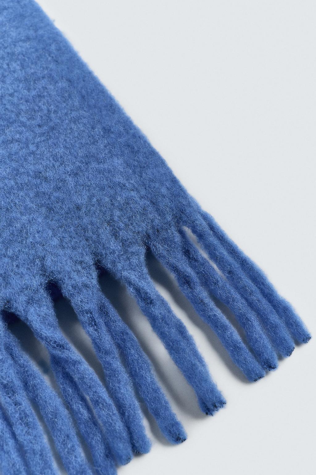 ШАРФ ИЗ РЕЛЬЕФНОЙ ТКАНИ С БАХРОМОЙ