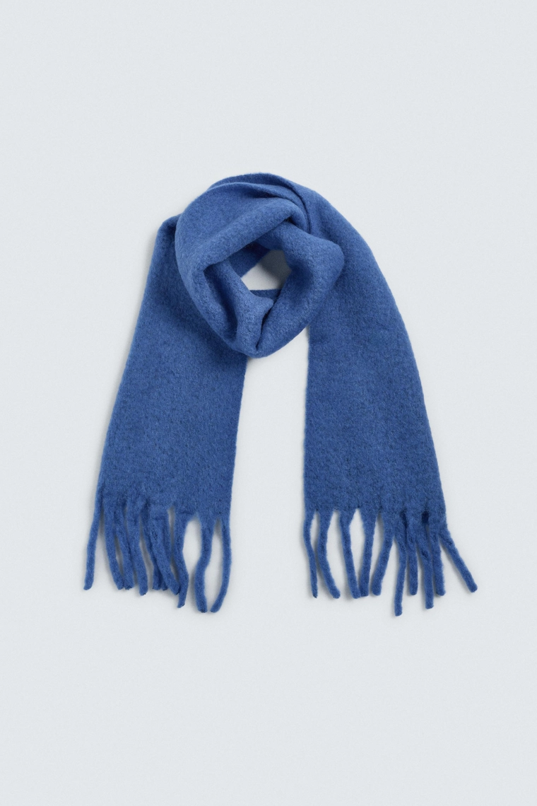 ШАРФ ИЗ РЕЛЬЕФНОЙ ТКАНИ С БАХРОМОЙ