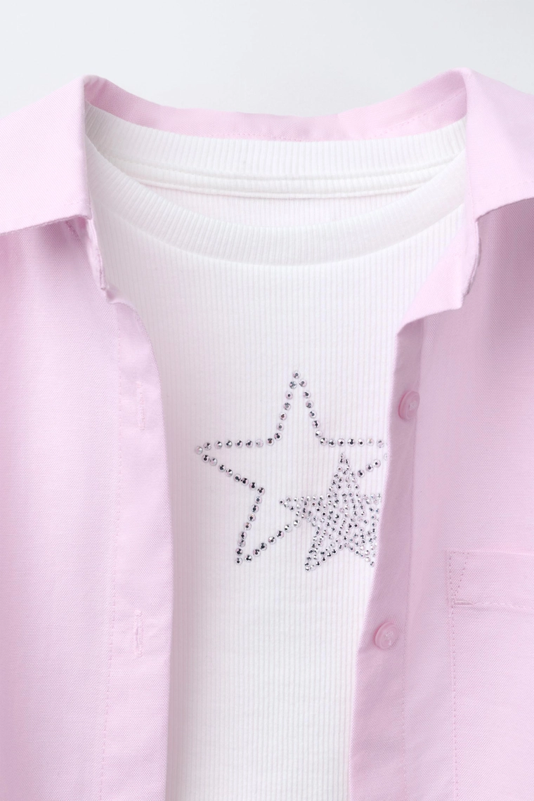 КОМПЛЕКТ: РУБАШКА ИЗ ПОПЛИНА И ФУТБОЛКА СО СТРАЗАМИ