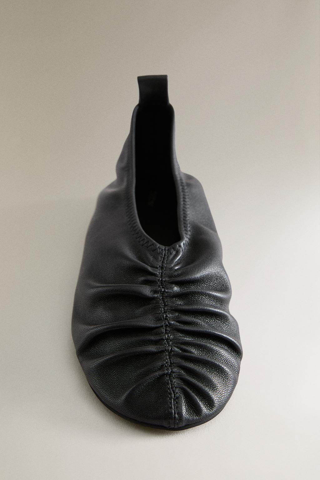 Туфли-балетки из кожи с защипами