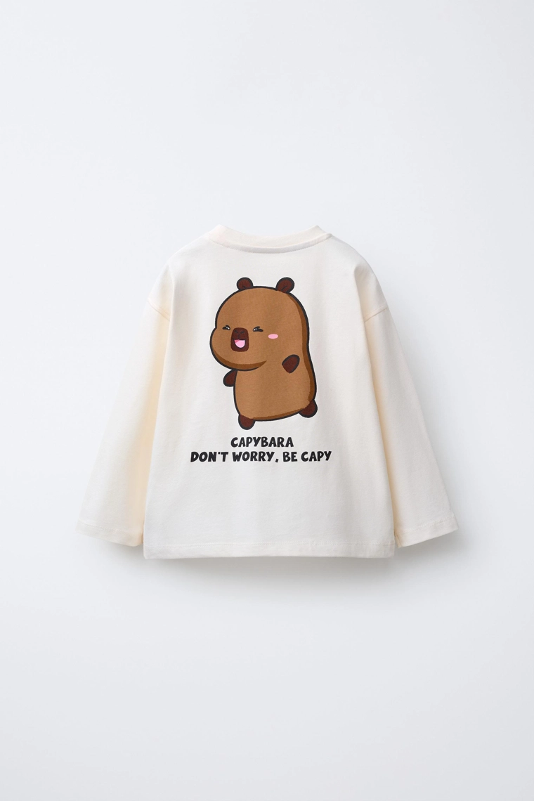 ФУТБОЛКА С ПРИНТОМ «КАПИБАРА КАПИФАН» ©