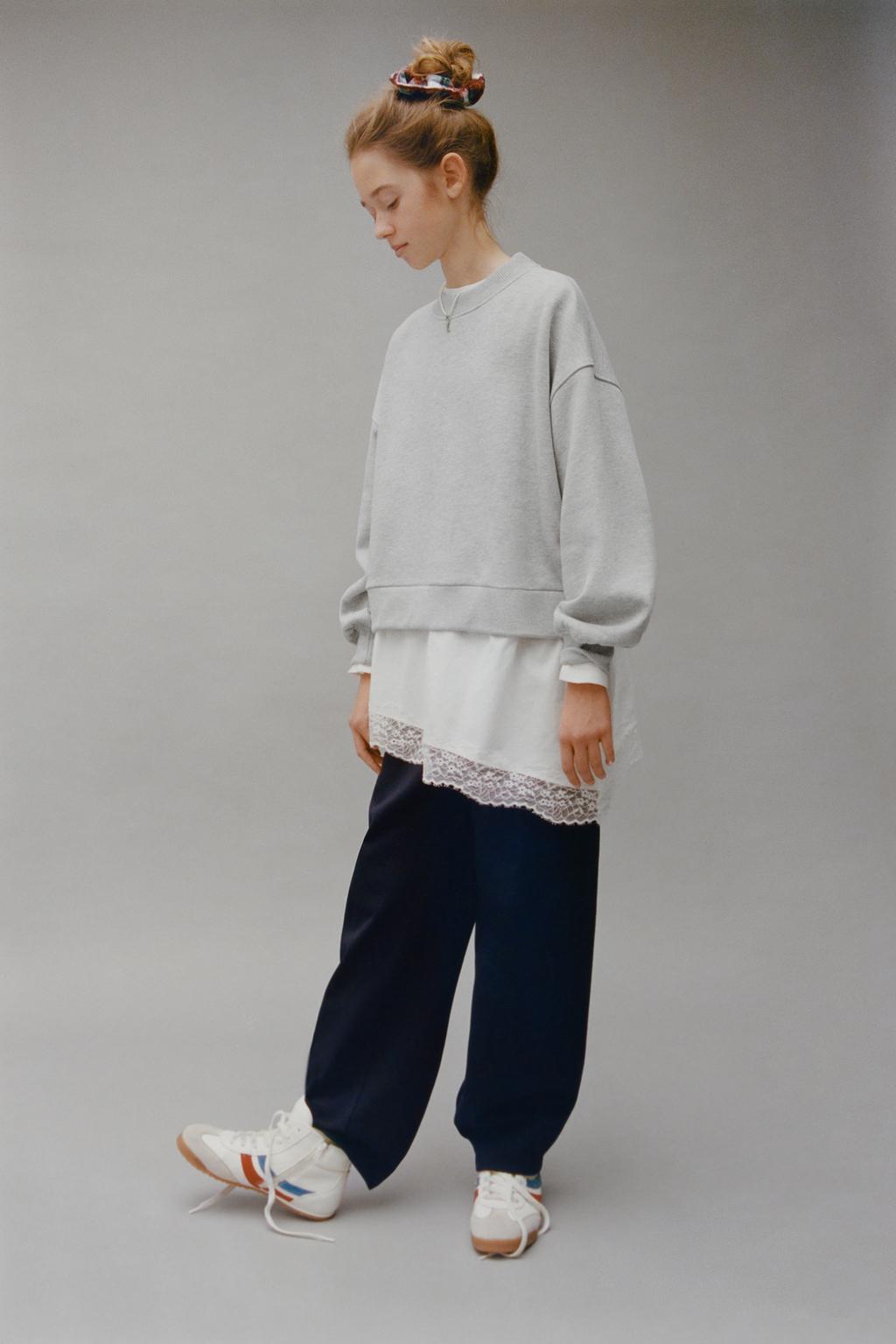 ТОЛСТОВКА С ДВОЙНЫМ КРУЖЕВНЫМ НИЗОМ