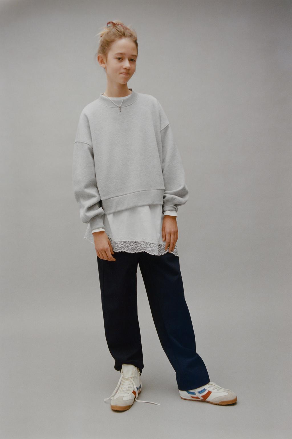 ТОЛСТОВКА С ДВОЙНЫМ КРУЖЕВНЫМ НИЗОМ