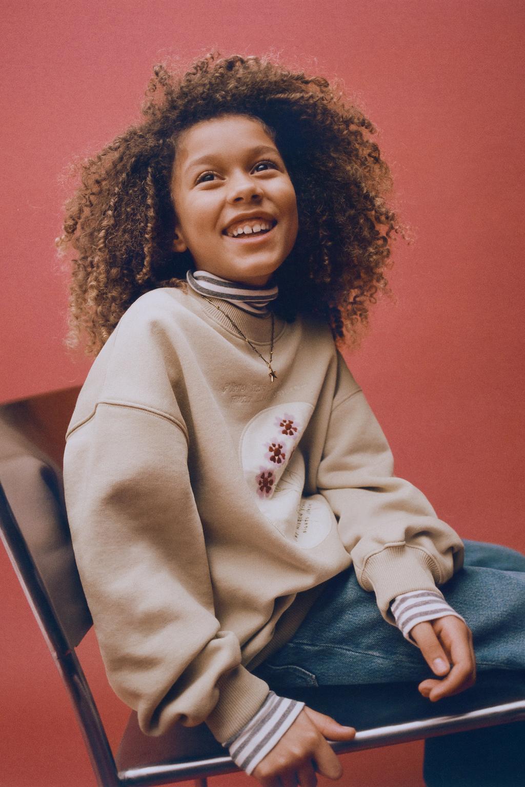 ТОЛСТОВКА С ВЫШИТОЙ НАШИВКОЙ