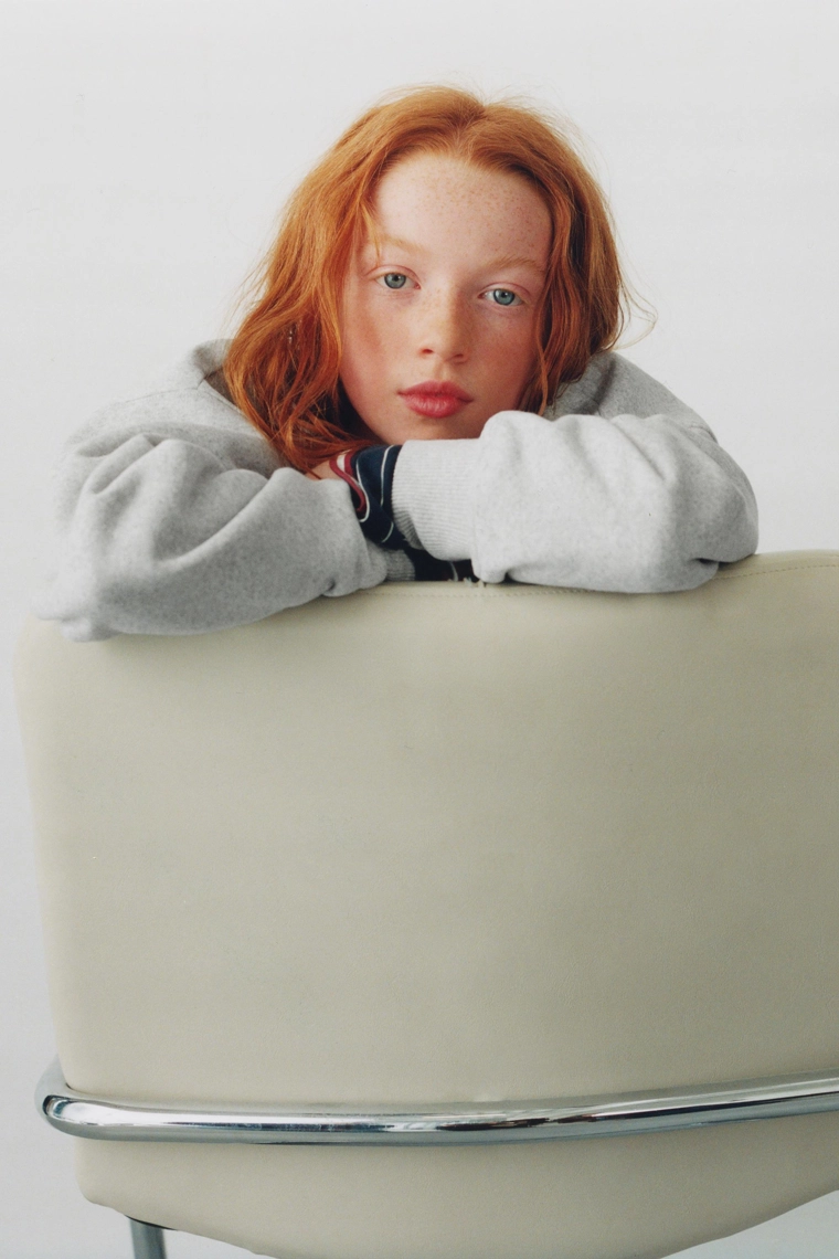 ТОЛСТОВКА С РЕЛЬЕФНОЙ НАДПИСЬЮ