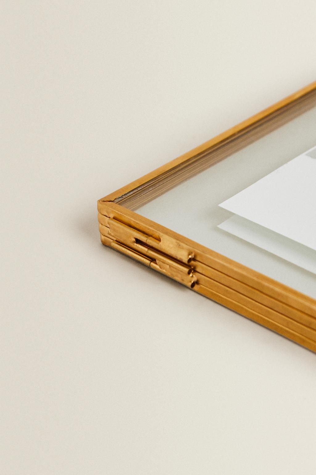 Фоторамка с двойным золотистым каркасом