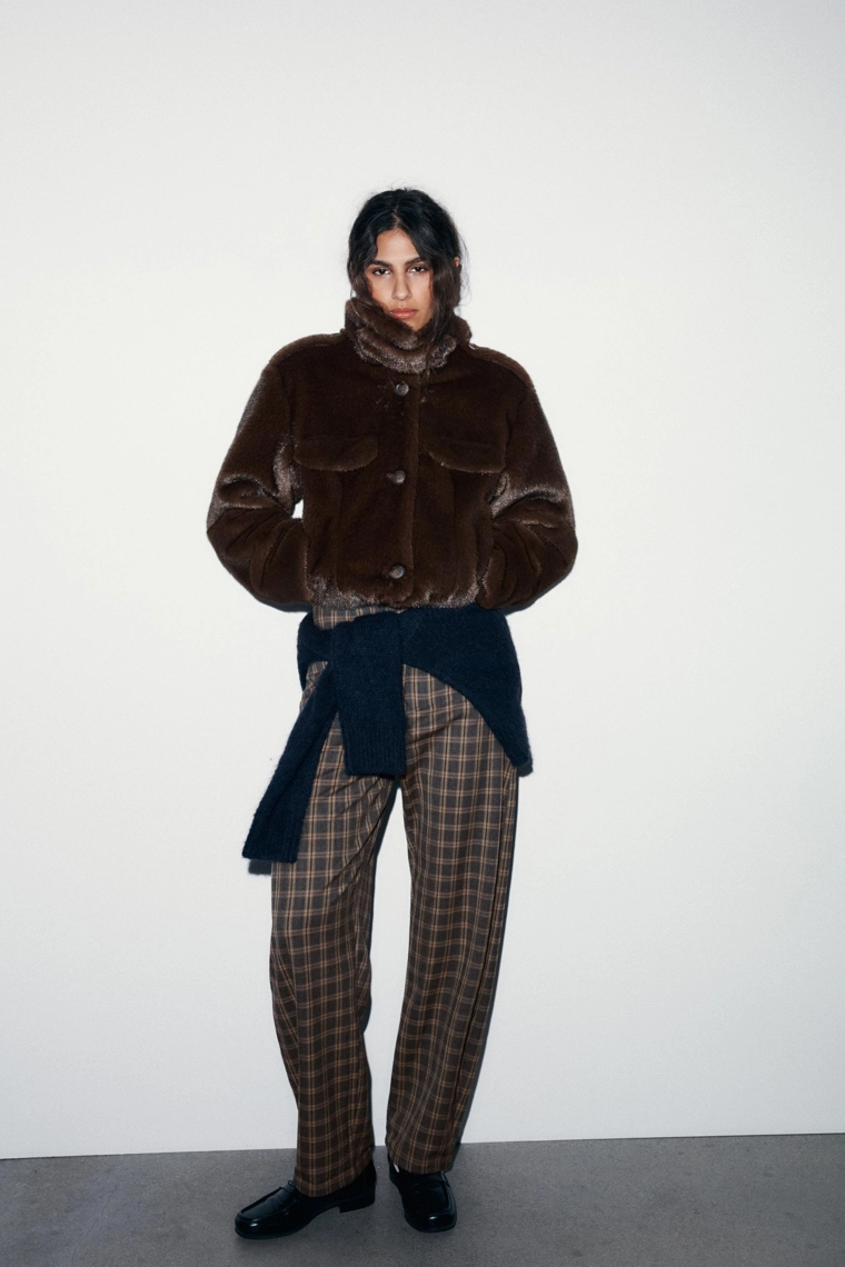 УКОРОЧЕННАЯ КУРТКА-БОМБЕР ИЗ ИСКУССТВЕННОГО МЕХА