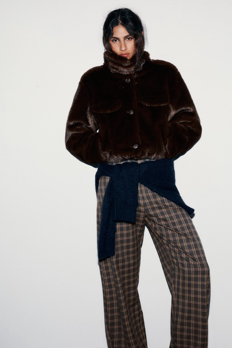 УКОРОЧЕННАЯ КУРТКА-БОМБЕР ИЗ ИСКУССТВЕННОГО МЕХА