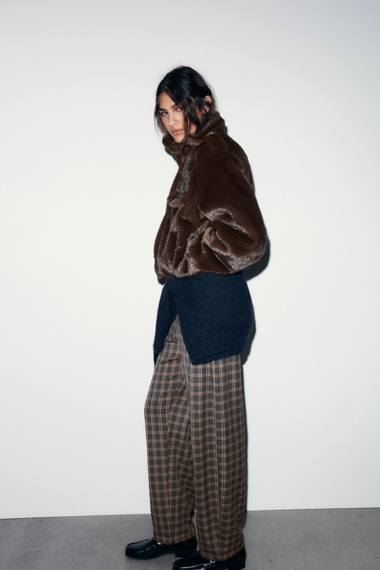 УКОРОЧЕННАЯ КУРТКА-БОМБЕР ИЗ ИСКУССТВЕННОГО МЕХА