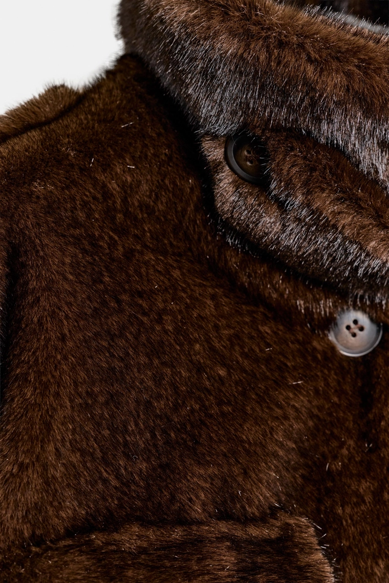 УКОРОЧЕННАЯ КУРТКА-БОМБЕР ИЗ ИСКУССТВЕННОГО МЕХА