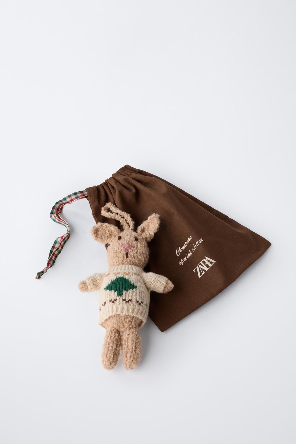 Вязаная игрушка-зайчик