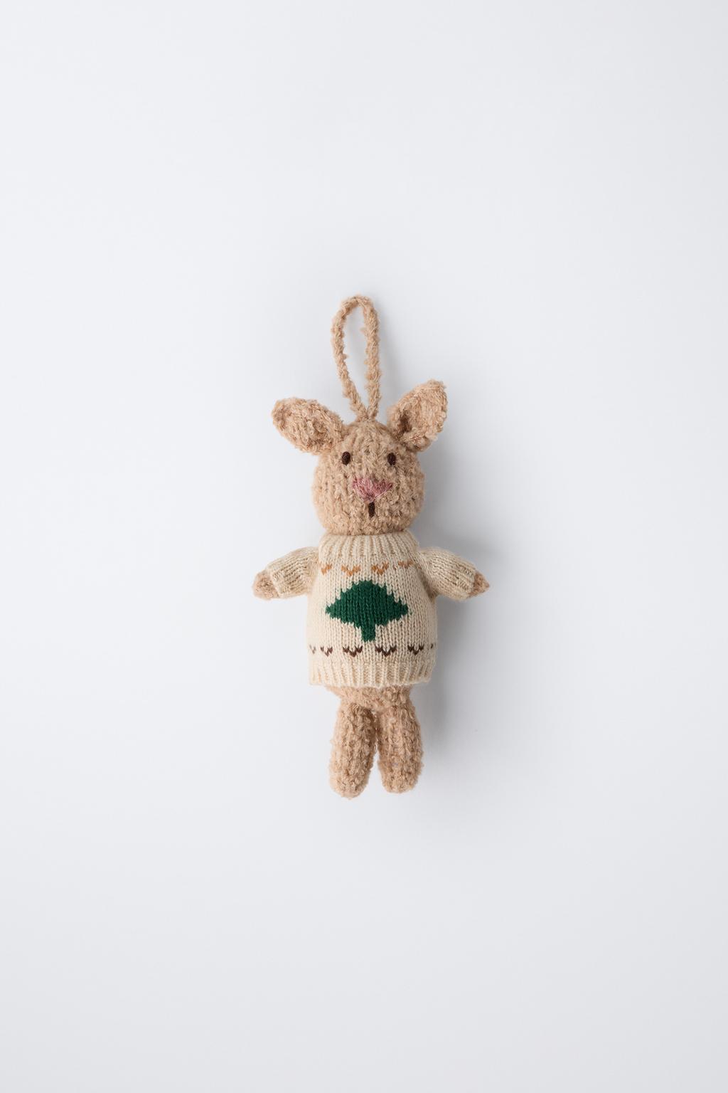 Вязаная игрушка-зайчик