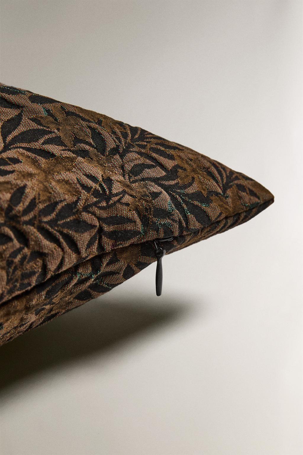 Подушка с цветочным узором