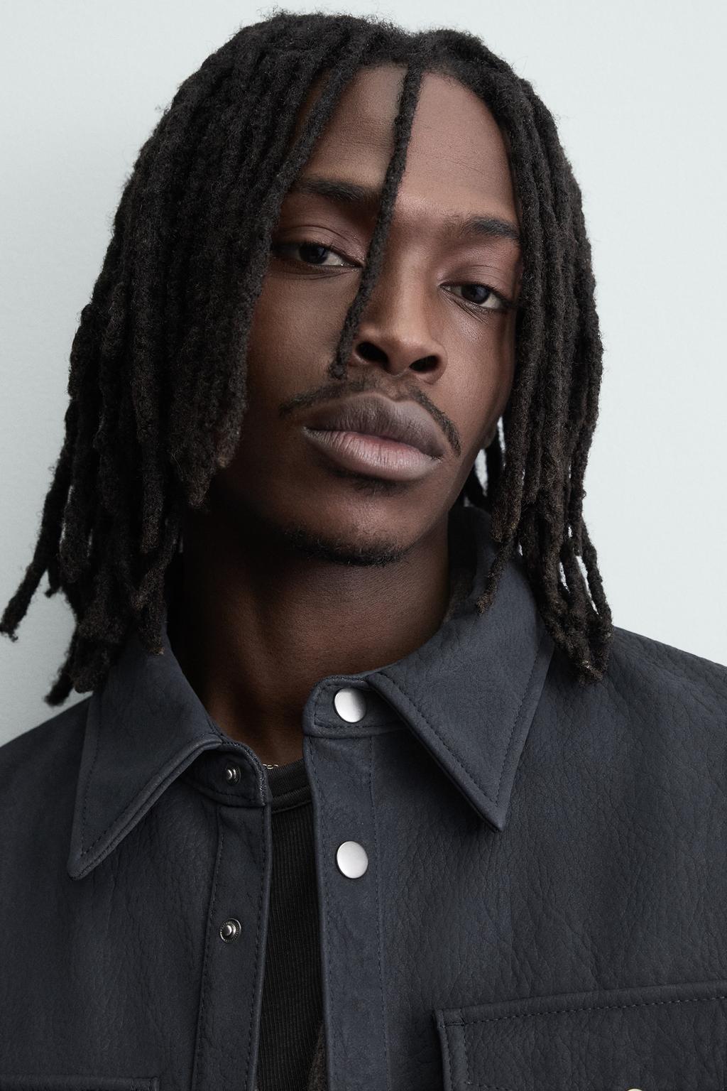 КУРТКА-РУБАШКА СВОБОДНОГО КРОЯ ИЗ ИСКУССТВЕННОЙ КОЖИ