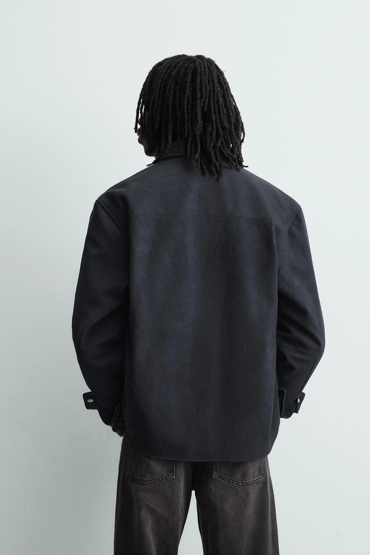 КУРТКА-РУБАШКА СВОБОДНОГО КРОЯ ИЗ ИСКУССТВЕННОЙ КОЖИ