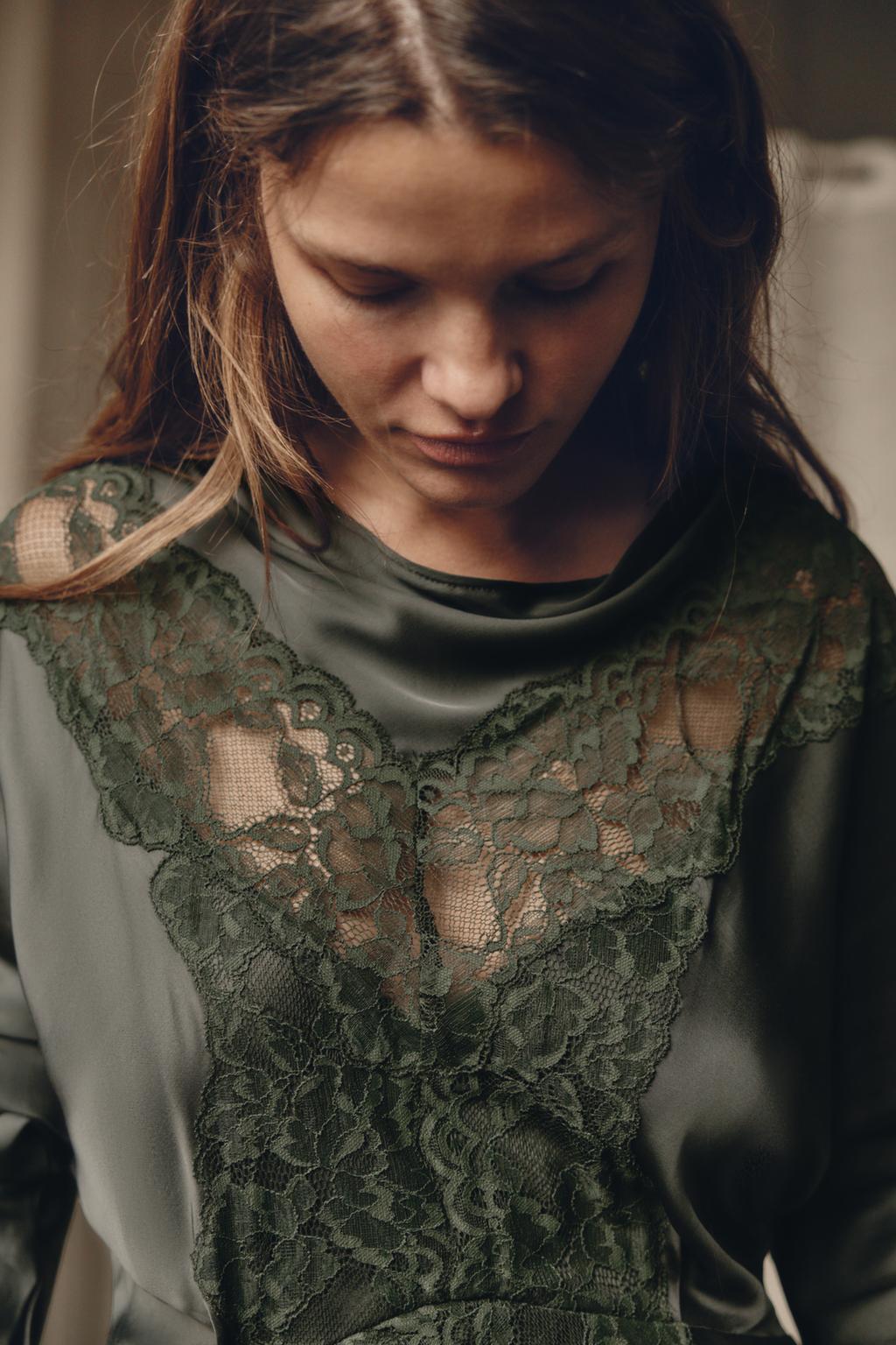 АТЛАСНОЕ ПЛАТЬЕ С КРУЖЕВОМ И РУКАВОМ «ЛЕТУЧАЯ МЫШЬ»