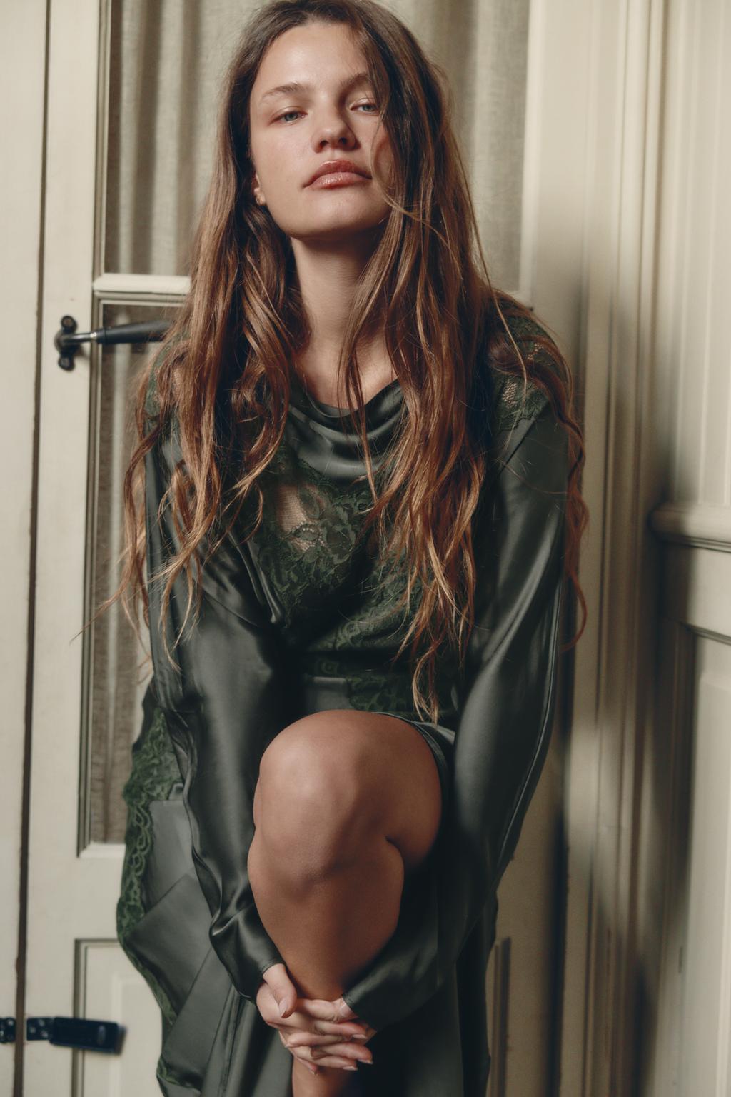 АТЛАСНОЕ ПЛАТЬЕ С КРУЖЕВОМ И РУКАВОМ «ЛЕТУЧАЯ МЫШЬ»