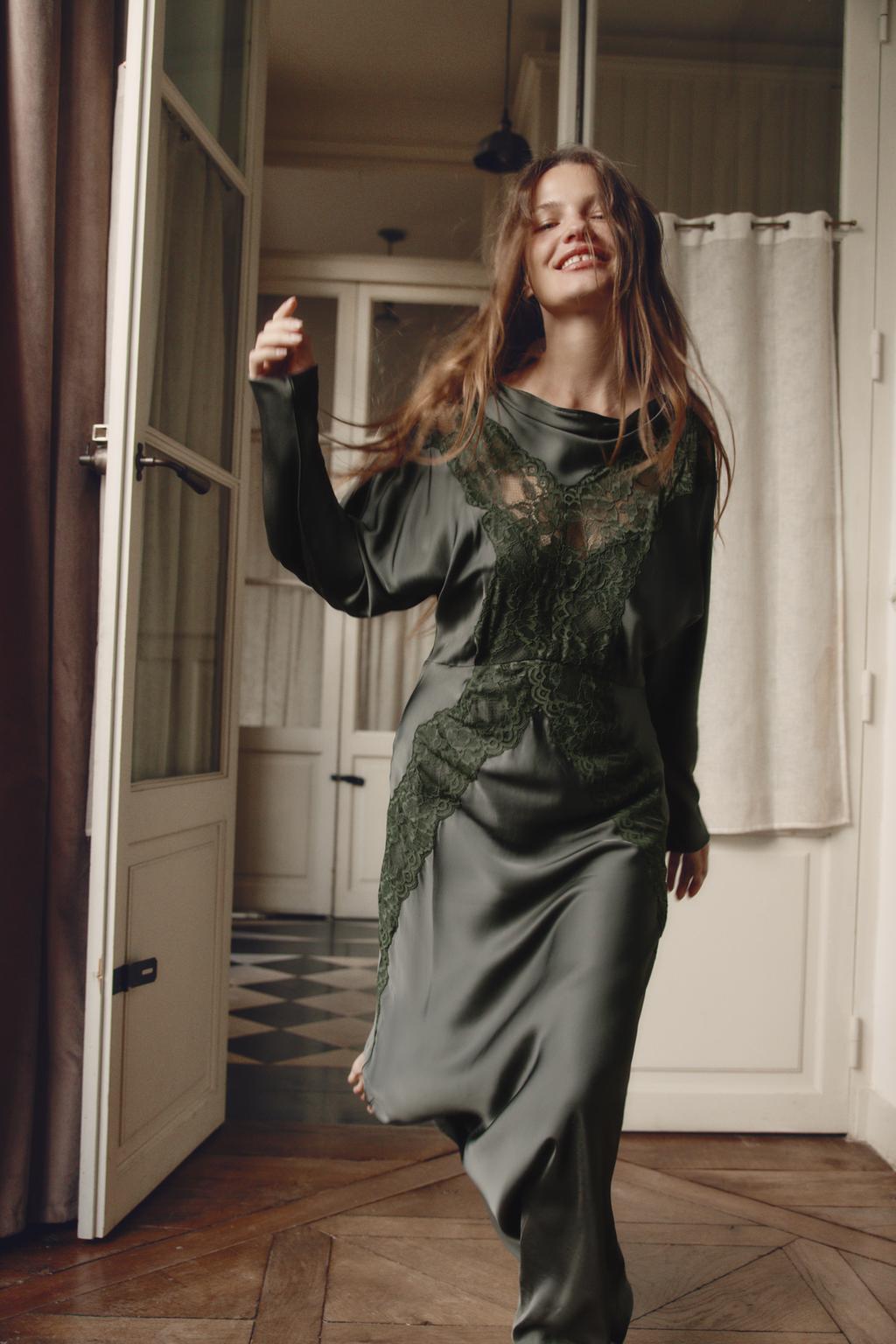 АТЛАСНОЕ ПЛАТЬЕ С КРУЖЕВОМ И РУКАВОМ «ЛЕТУЧАЯ МЫШЬ»