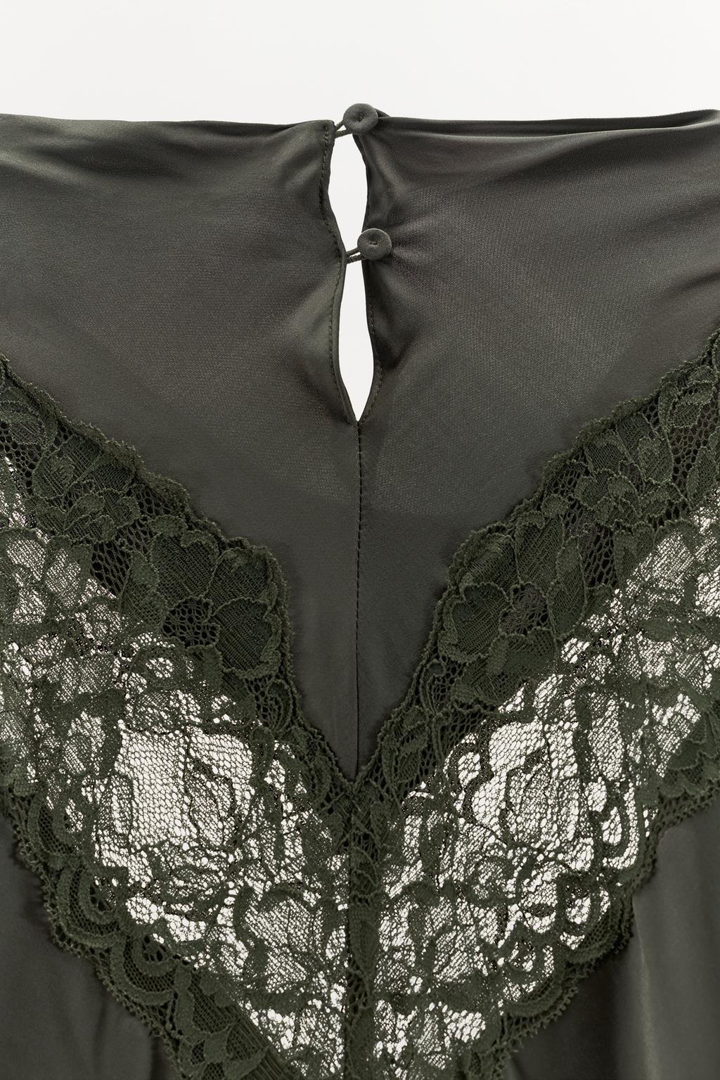 АТЛАСНОЕ ПЛАТЬЕ С КРУЖЕВОМ И РУКАВОМ «ЛЕТУЧАЯ МЫШЬ»