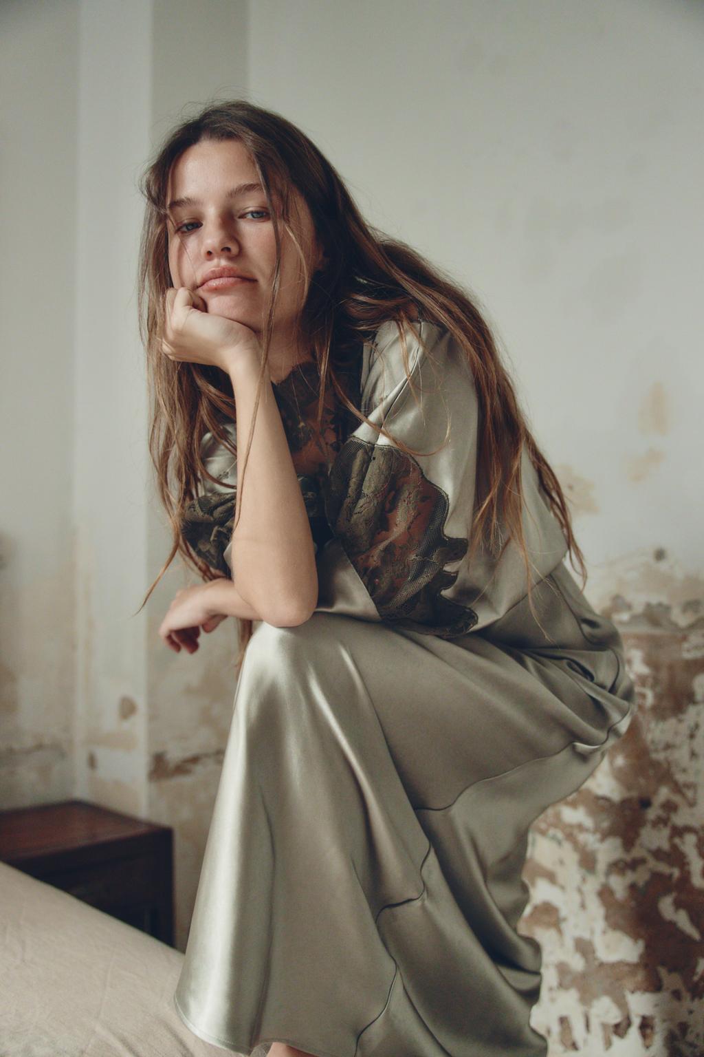 АТЛАСНОЕ ПЛАТЬЕ С КРУЖЕВОМ