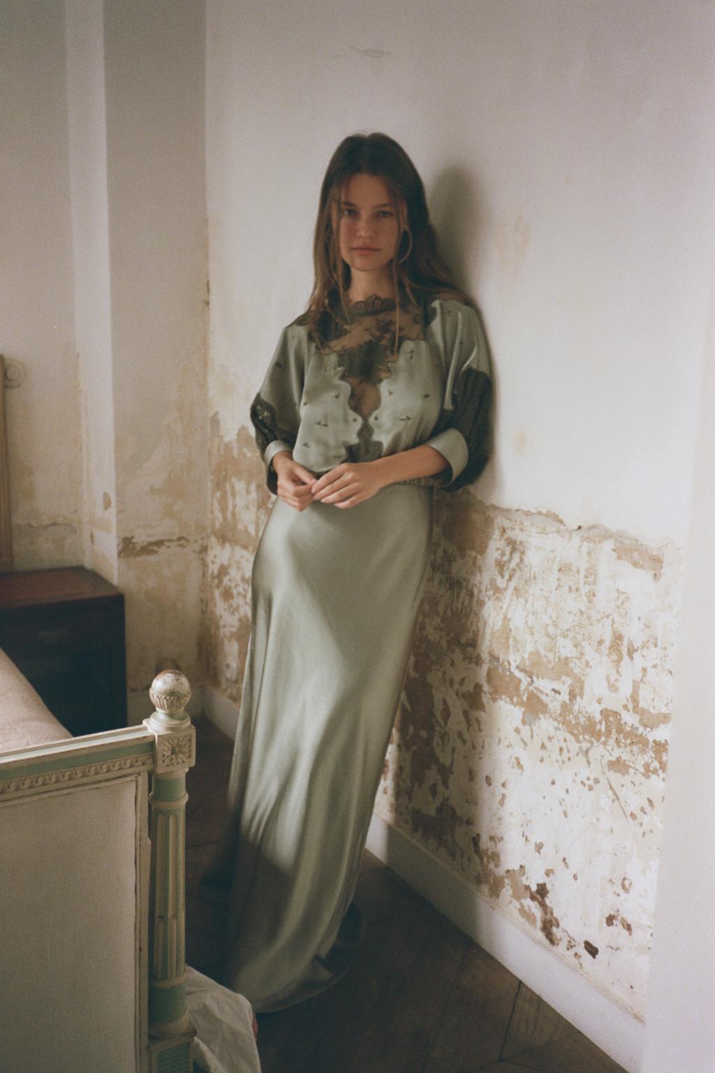 АТЛАСНОЕ ПЛАТЬЕ С КРУЖЕВОМ