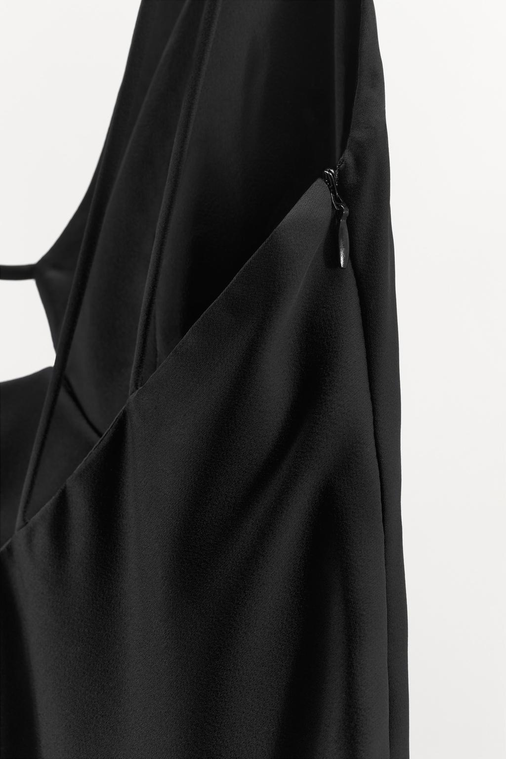 АТЛАСНОЕ ПЛАТЬЕ НА БРЕТЕЛЯХ