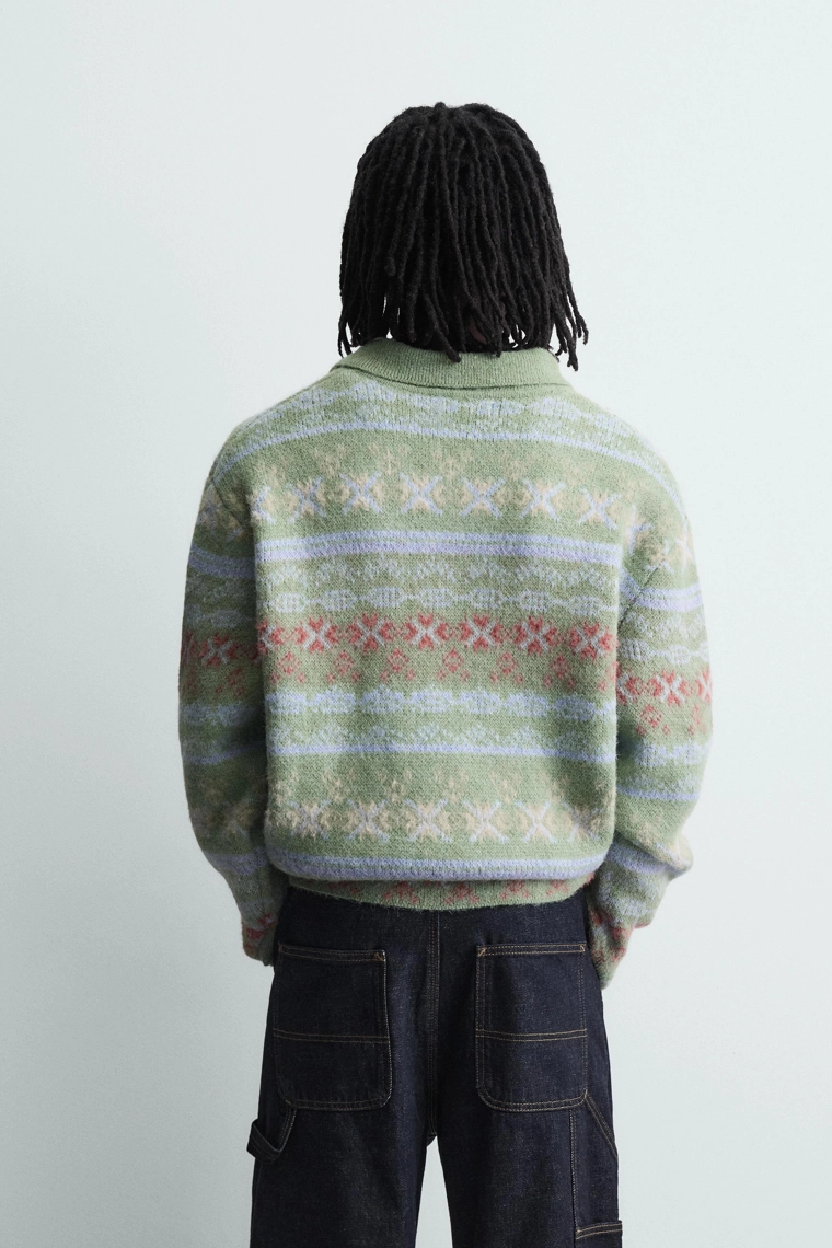 ПОЛО ИЗ ЖАККАРДОВОГО ТРИКОТАЖА С ГЕОМЕТРИЧЕСКИМ УЗОРОМ И ТЕКСТУРОЙ