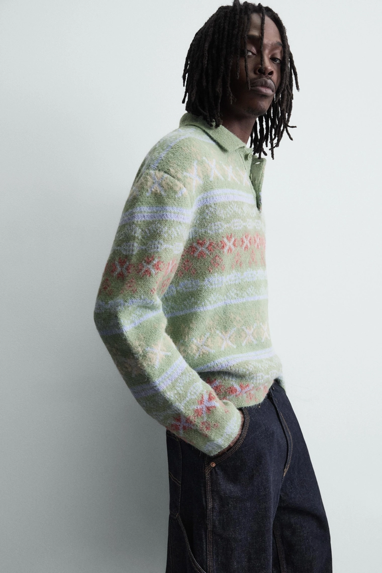 ПОЛО ИЗ ЖАККАРДОВОГО ТРИКОТАЖА С ГЕОМЕТРИЧЕСКИМ УЗОРОМ И ТЕКСТУРОЙ