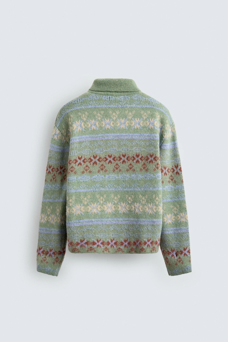 ПОЛО ИЗ ЖАККАРДОВОГО ТРИКОТАЖА С ГЕОМЕТРИЧЕСКИМ УЗОРОМ И ТЕКСТУРОЙ