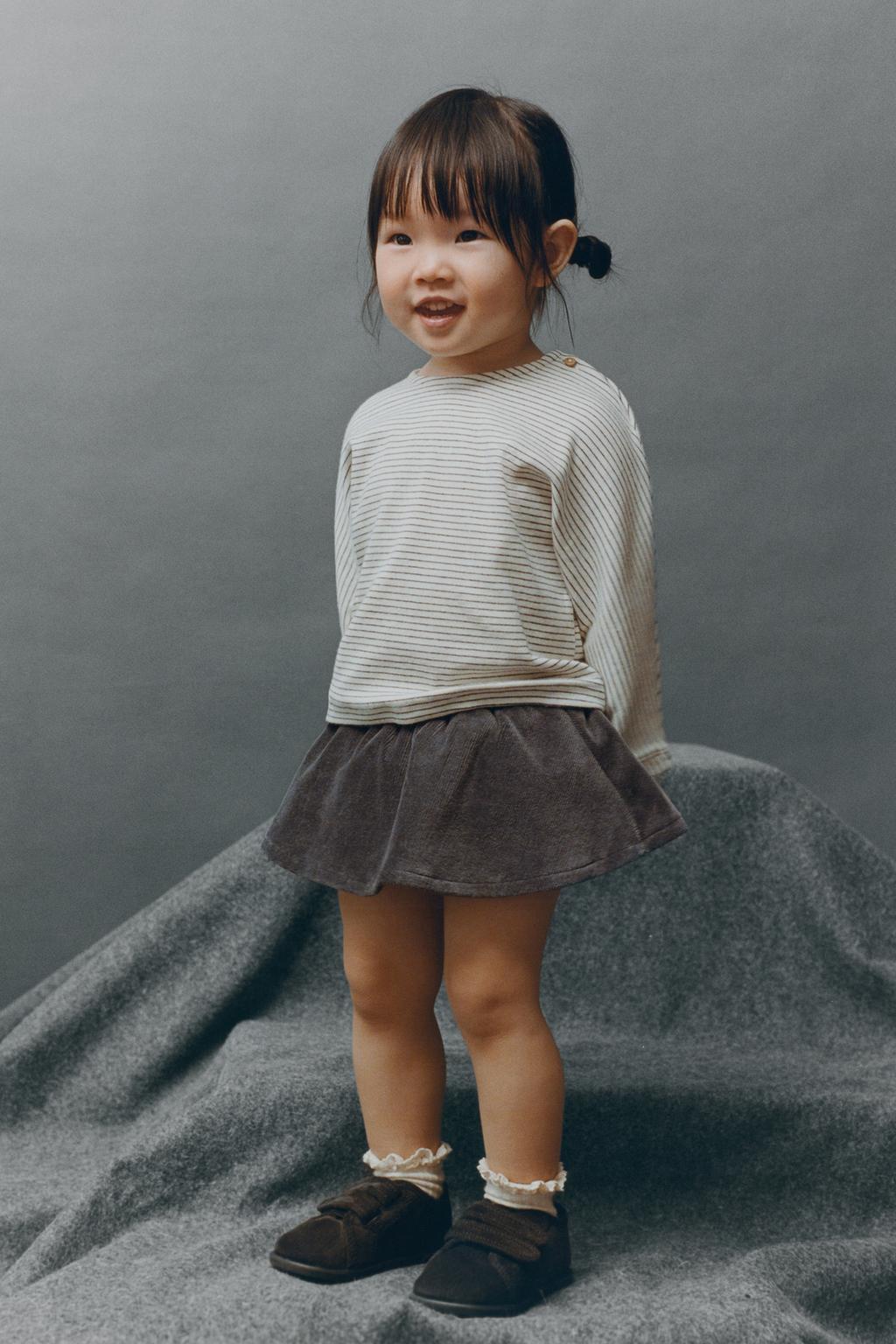 КОМПЛЕКТ ИЗ ФУТБОЛКИ И БРЮК В ПОЛОСКУ