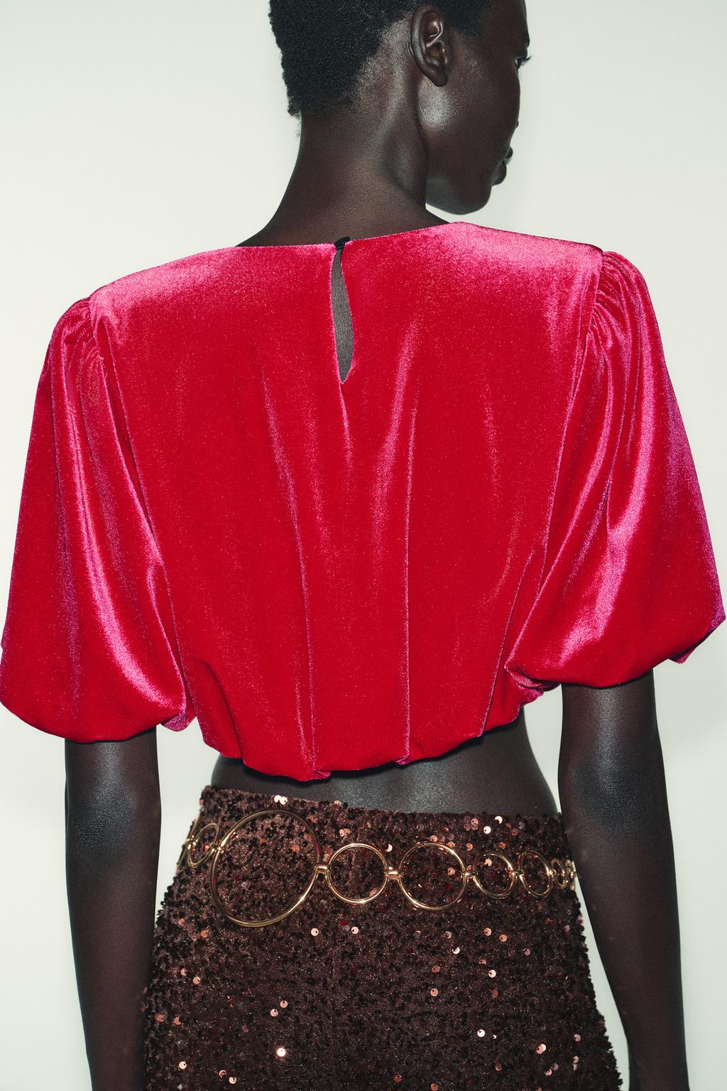 УКОРОЧЕННЫЙ ВЕЛЬВЕТОВЫЙ ТОП ОБЪЕМНОГО КРОЯ