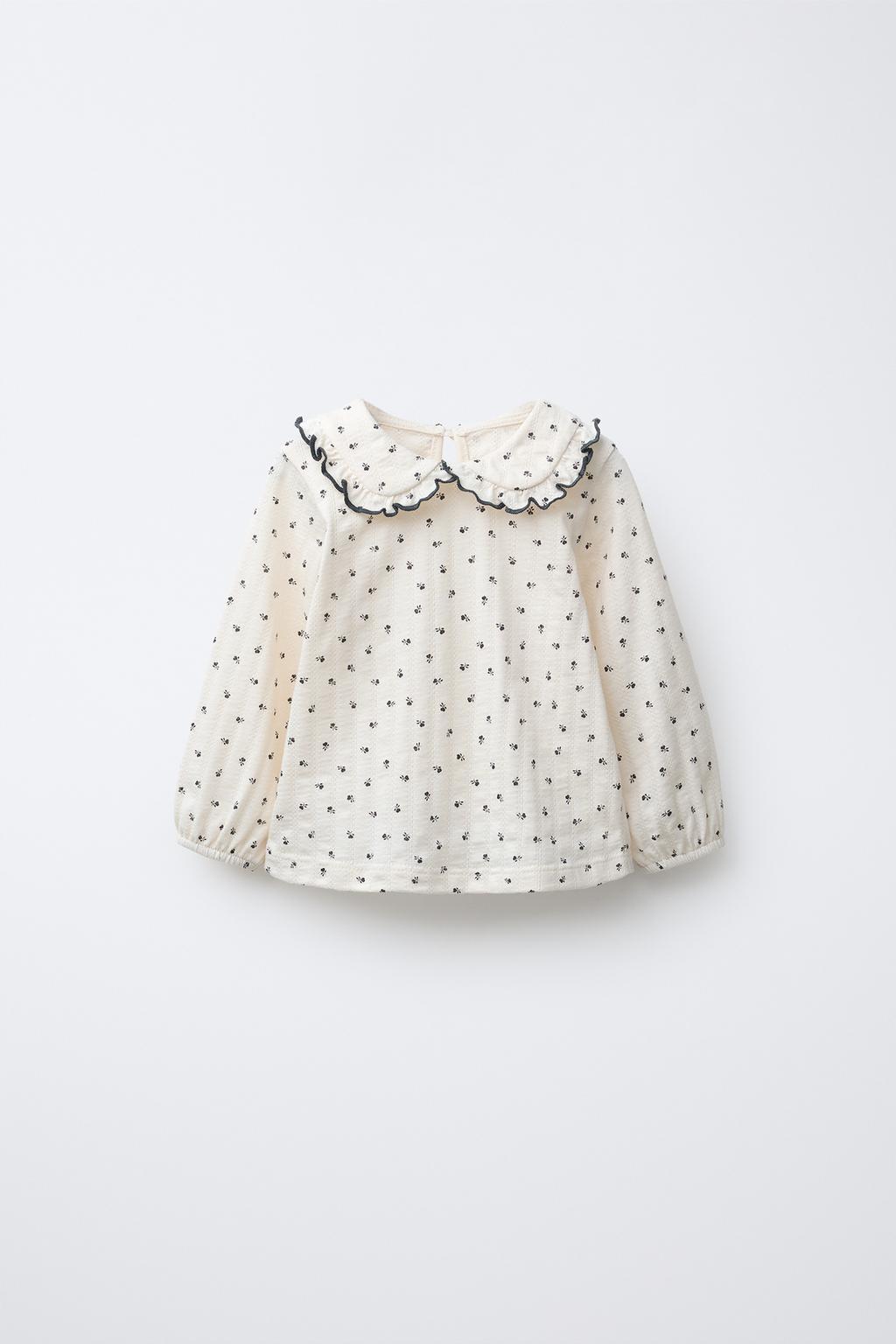 ФУТБОЛКА С ОТЛОЖНЫМ ВОРОТНИКОМ И ЦВЕТОЧНЫМ ПРИНТОМ