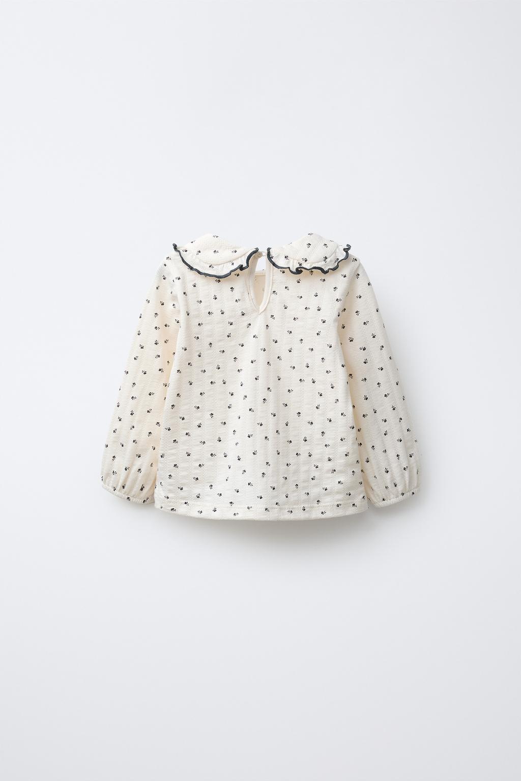 ФУТБОЛКА С ОТЛОЖНЫМ ВОРОТНИКОМ И ЦВЕТОЧНЫМ ПРИНТОМ