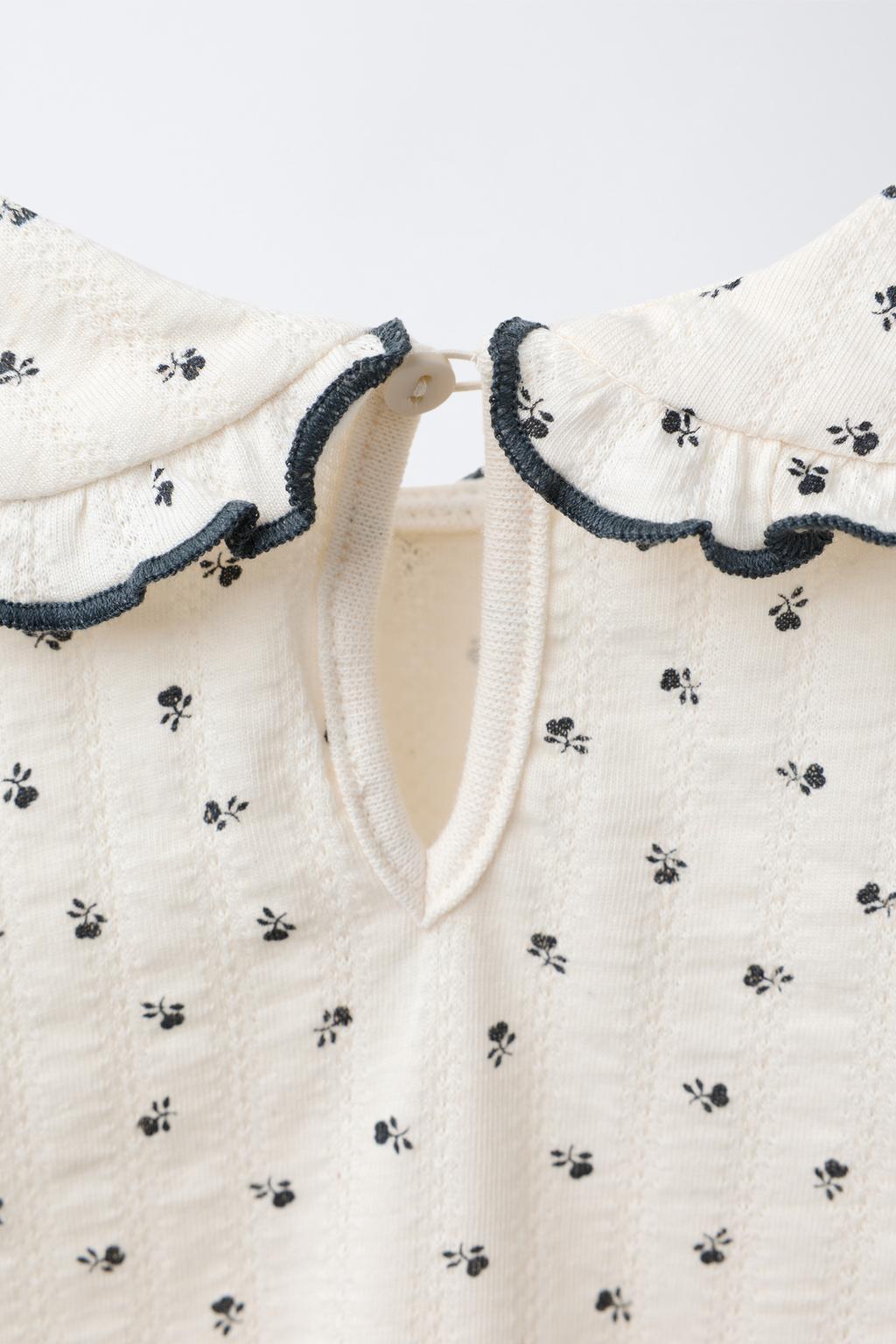 ФУТБОЛКА С ОТЛОЖНЫМ ВОРОТНИКОМ И ЦВЕТОЧНЫМ ПРИНТОМ