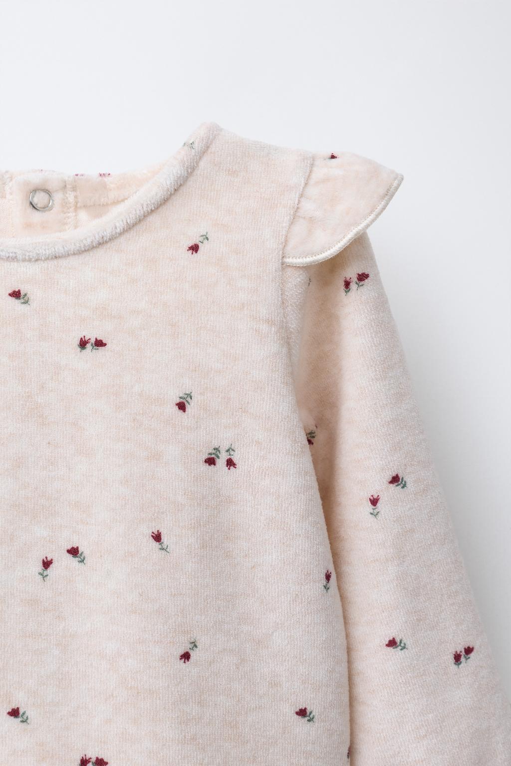 ВЕЛЮРОВАЯ ФУТБОЛКА С ЦВЕТОЧНЫМ ПРИНТОМ