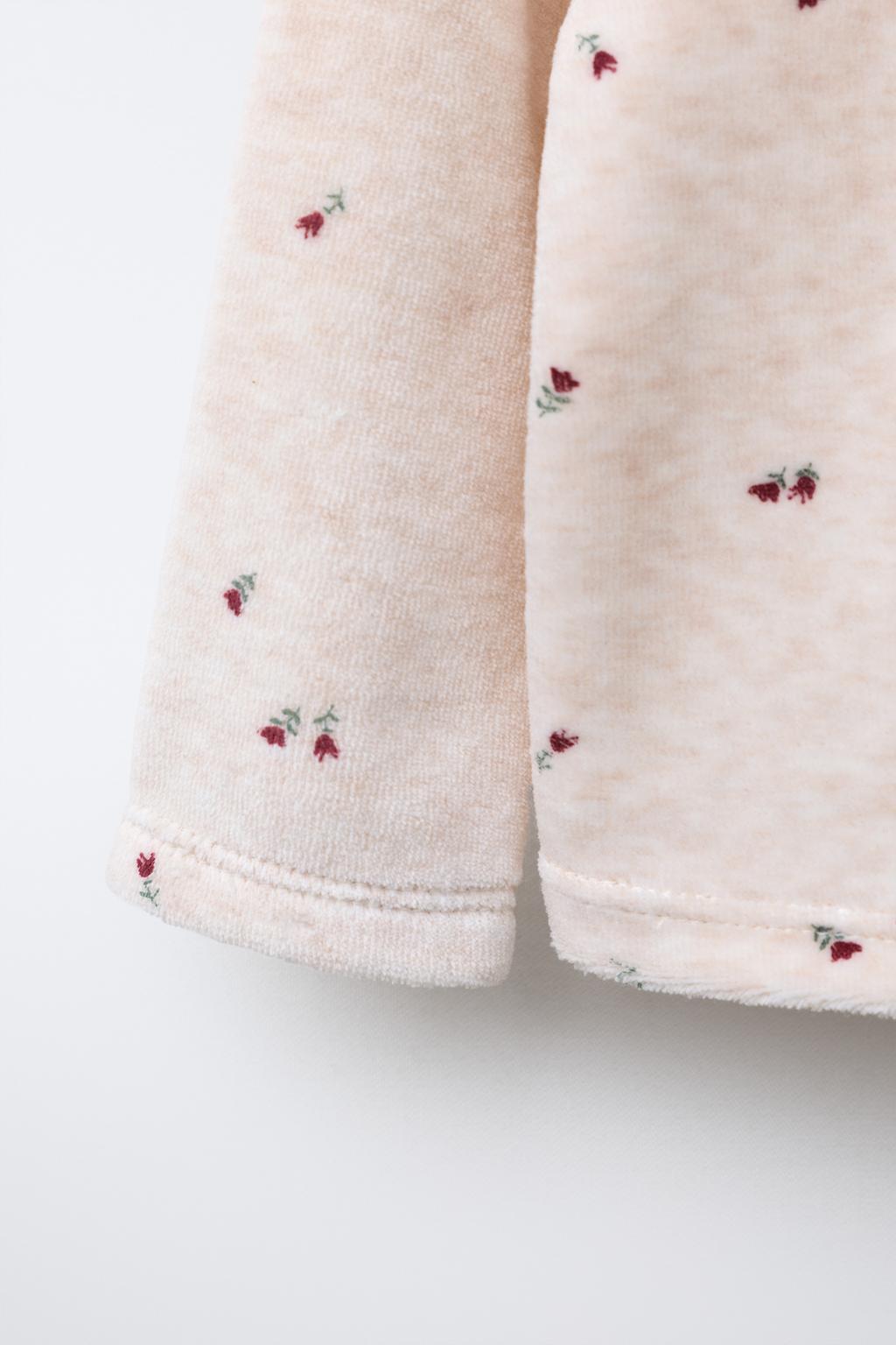 ВЕЛЮРОВАЯ ФУТБОЛКА С ЦВЕТОЧНЫМ ПРИНТОМ