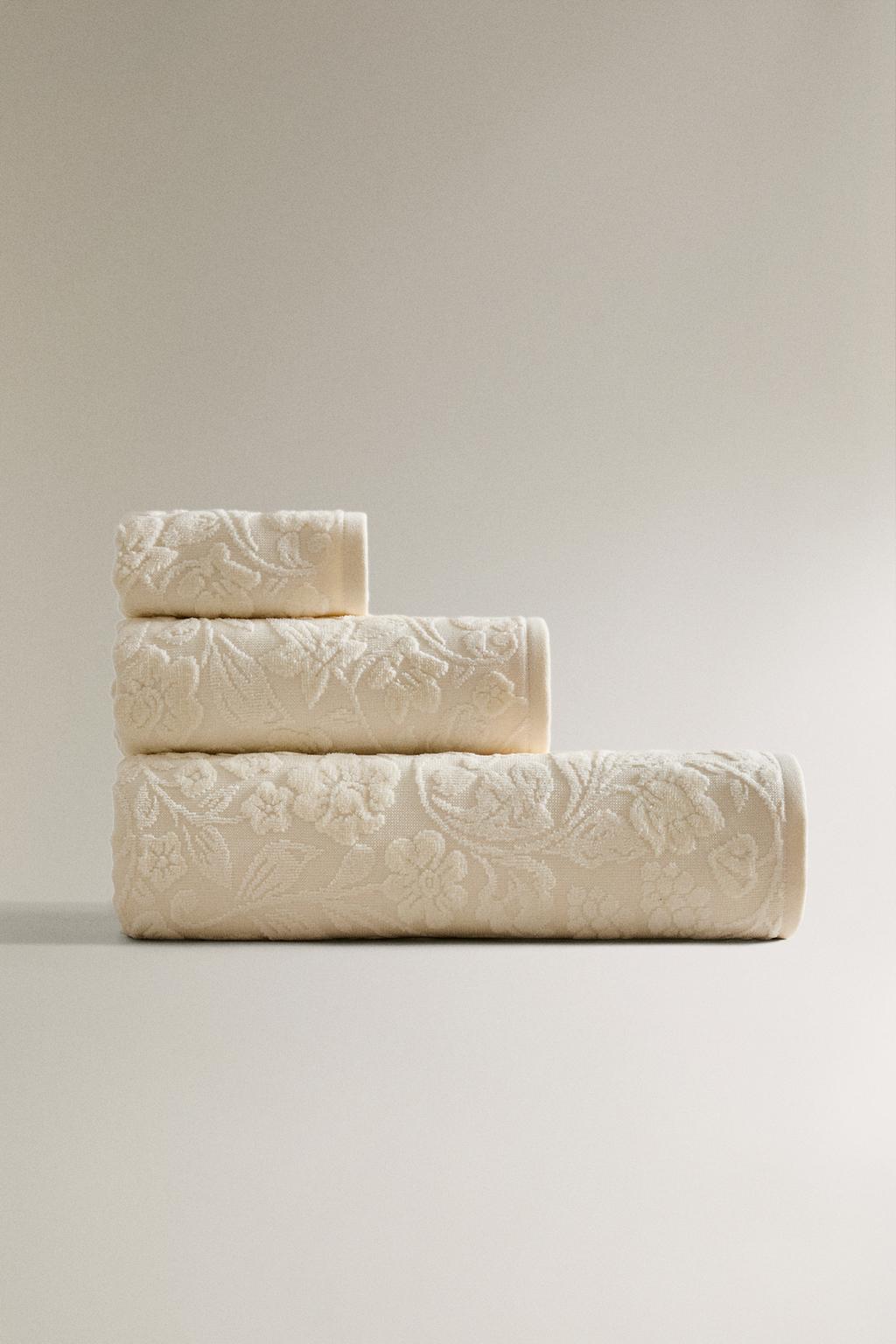 Велюровое полотенце с цветочным жаккардом