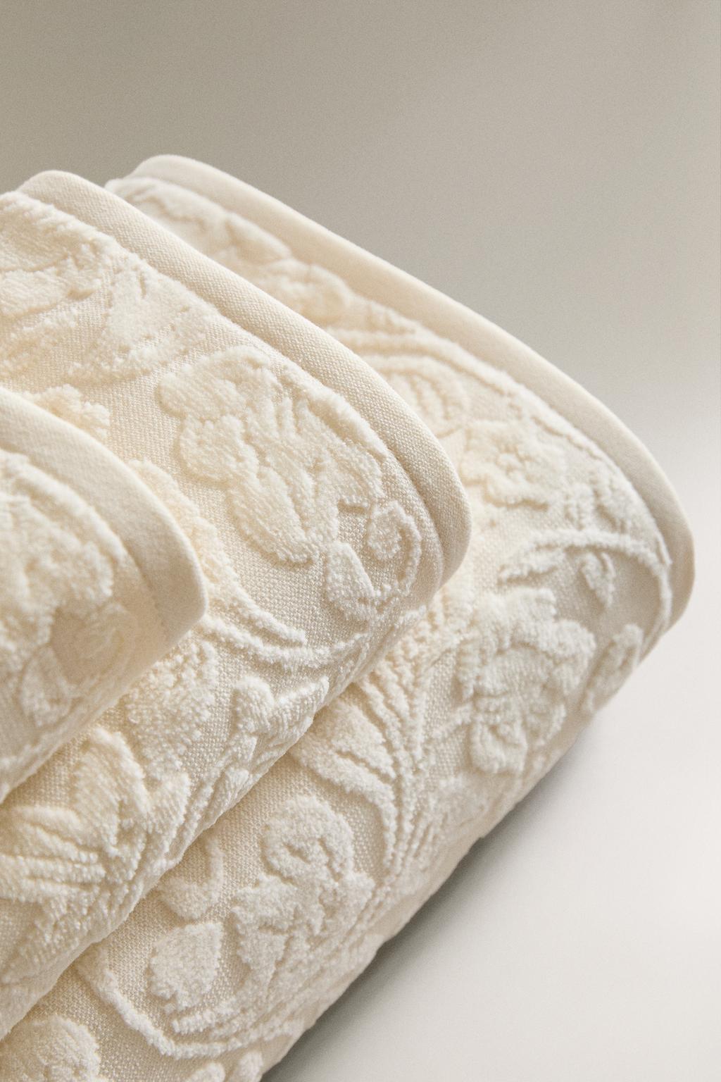 Велюровое полотенце с цветочным жаккардом