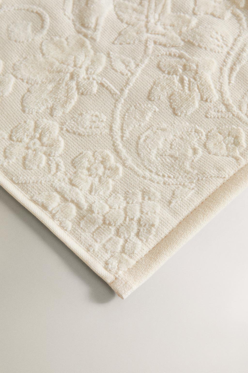 Велюровое полотенце с цветочным жаккардом