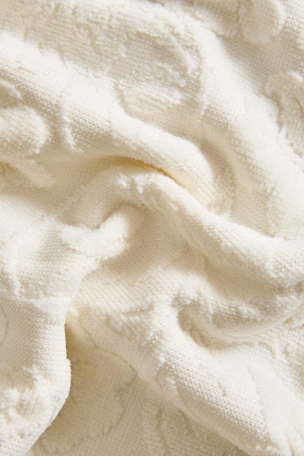 Велюровое полотенце с цветочным жаккардом