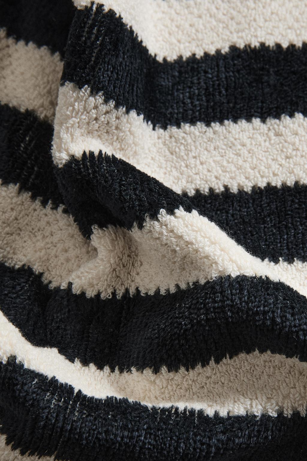 Рельефное махровое полотенце