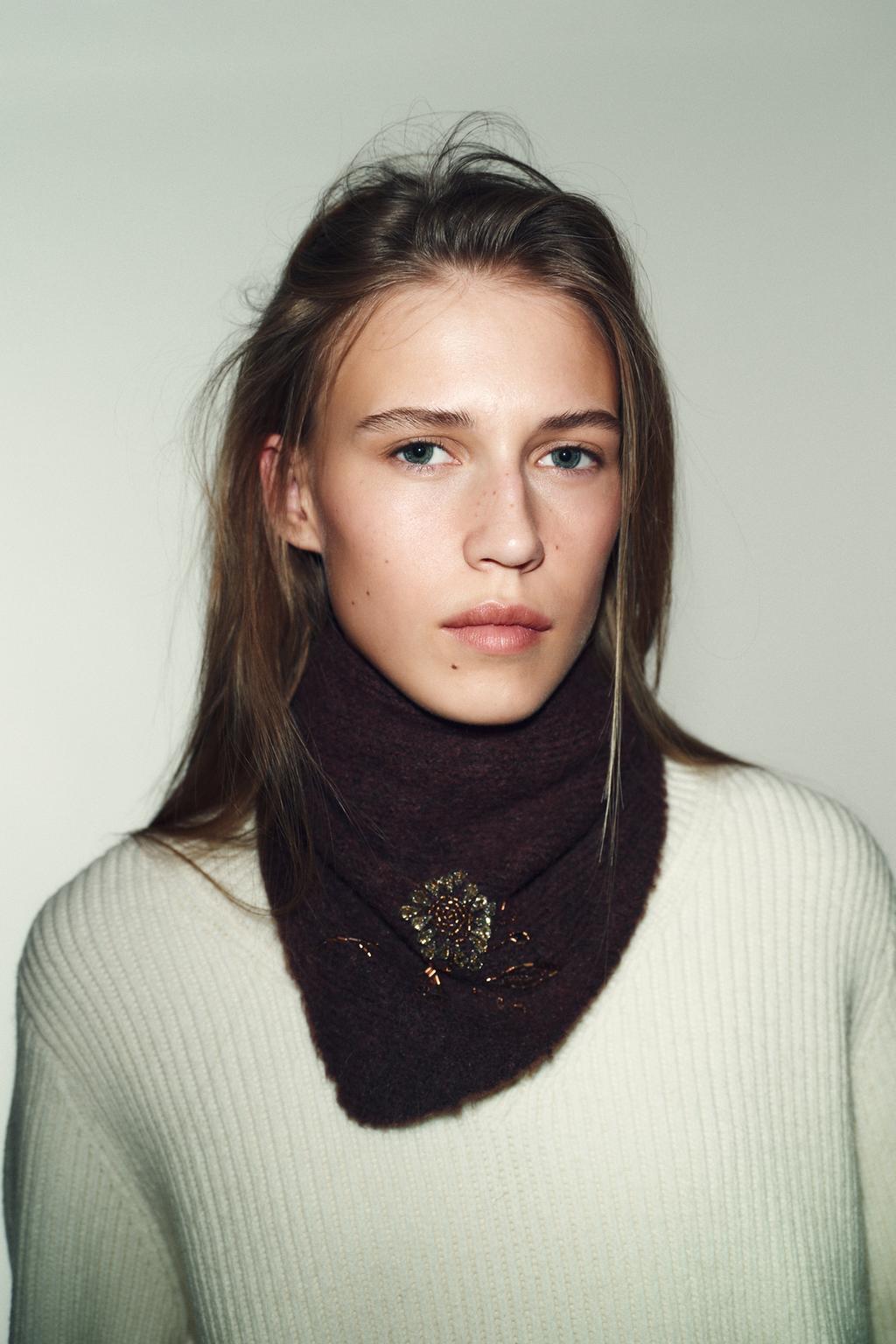 ТРИКОТАЖНАЯ БАНДАНА С ЦВЕТОЧНЫМ УЗОРОМ И БУСИНАМИ