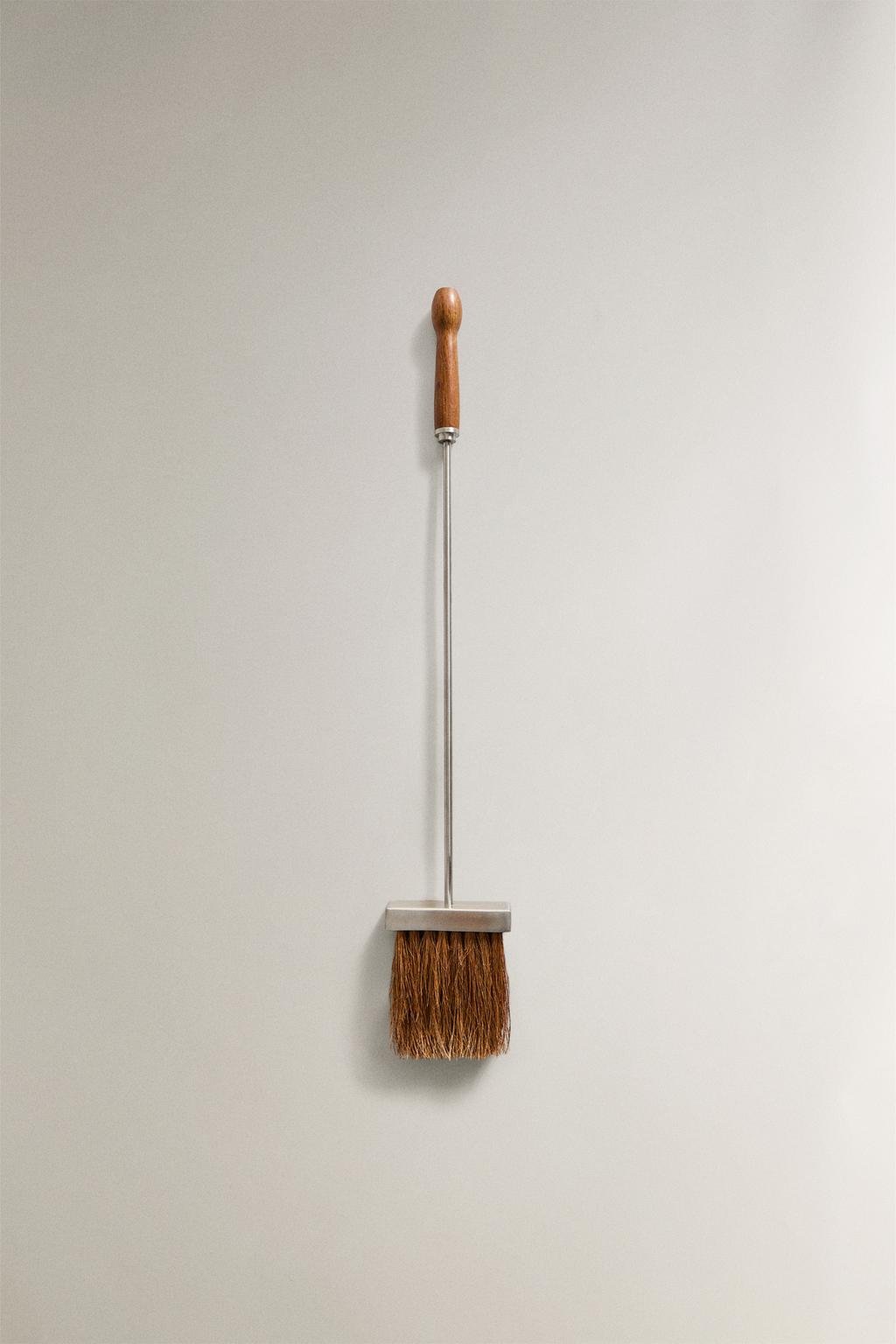 Металлическая щётка для камина