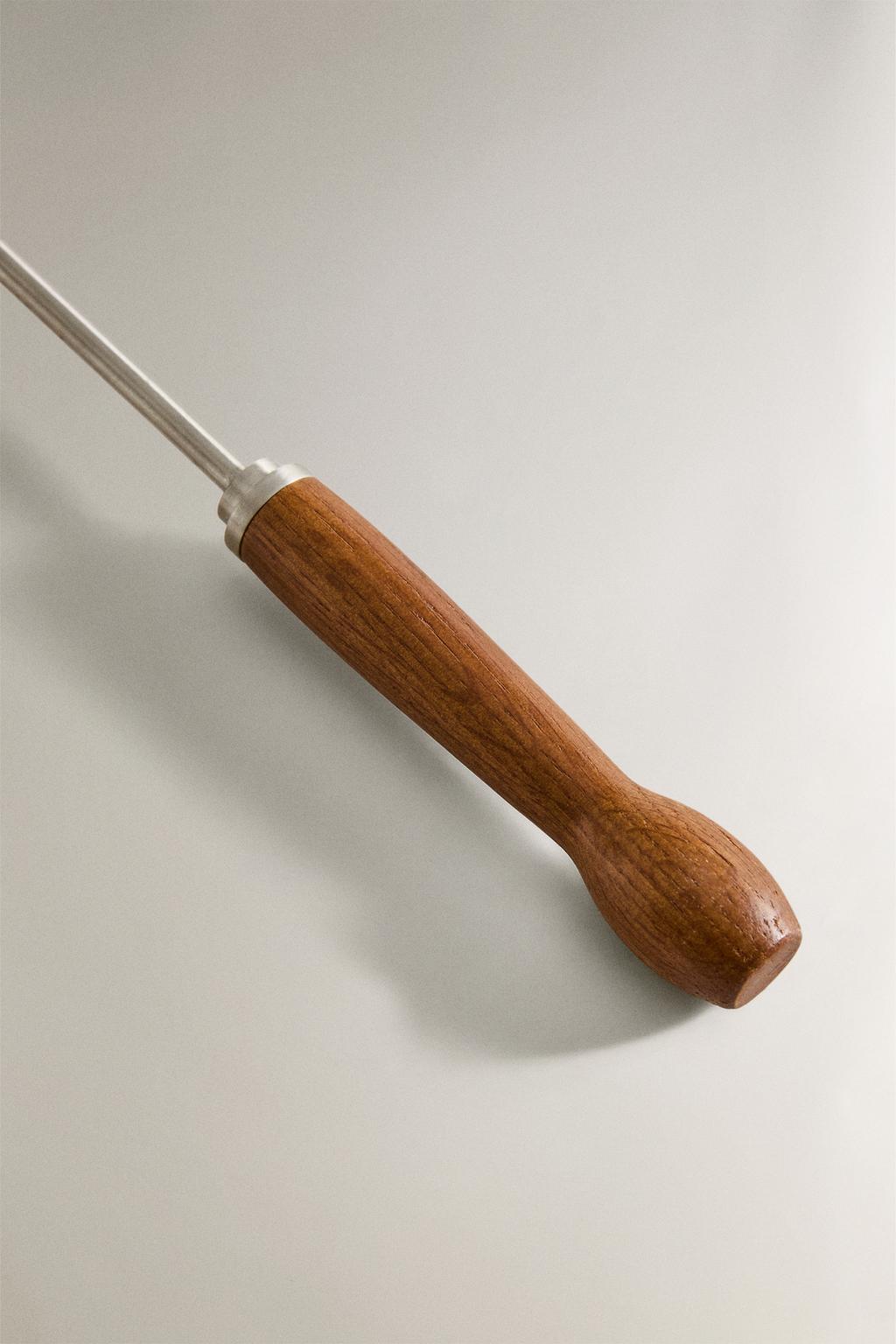 Металлическая щётка для камина