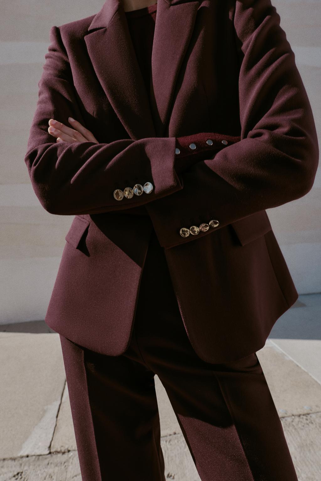 БЛЕЙЗЕР ОБЛЕГАЮЩЕГО КРОЯ С ПОДПЛЕЧНИКАМИ